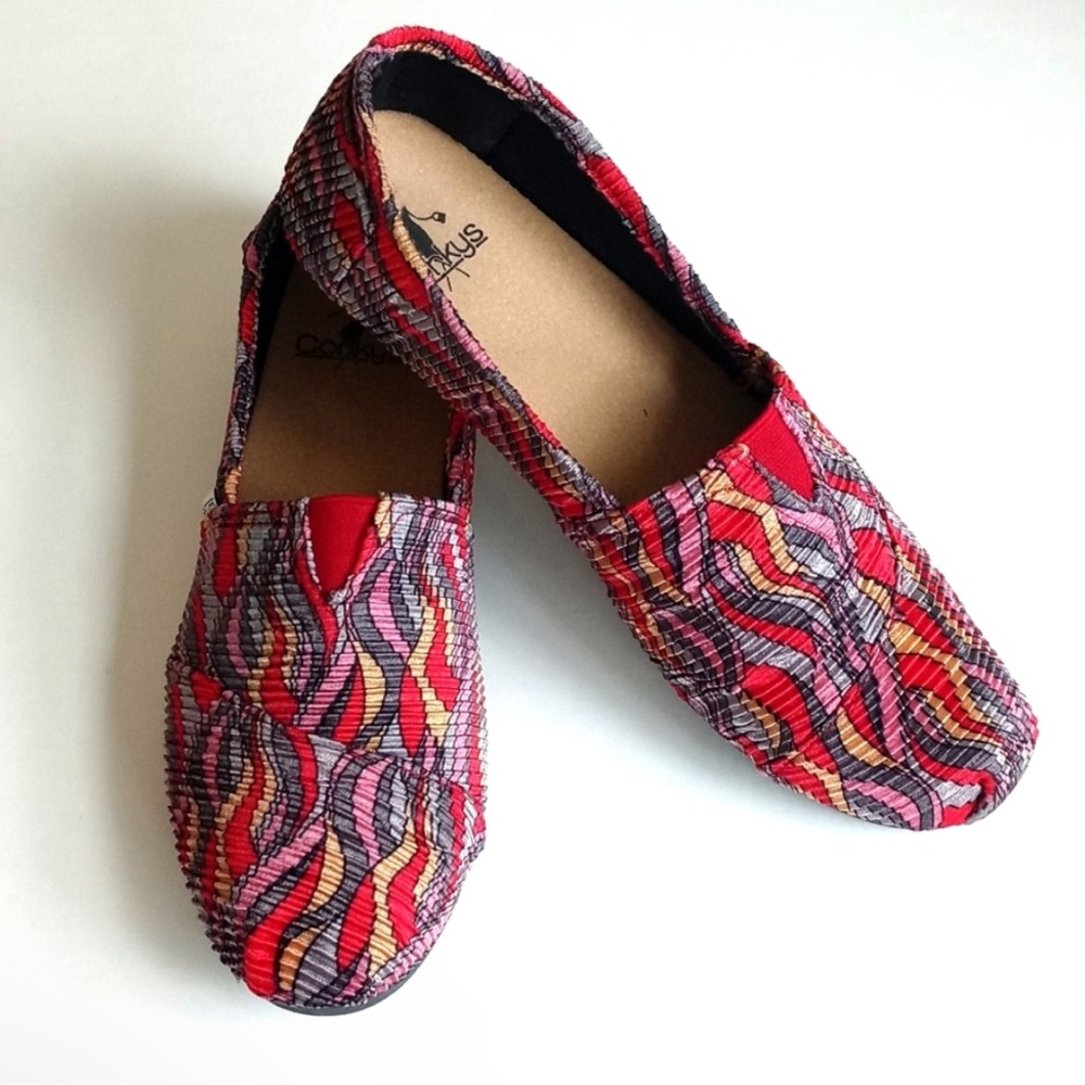 Corkys Multicolor Red Pink Wave Slip-On Flats Size 8